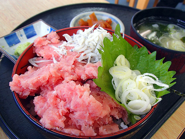 まぐろのすき身としらすの丼